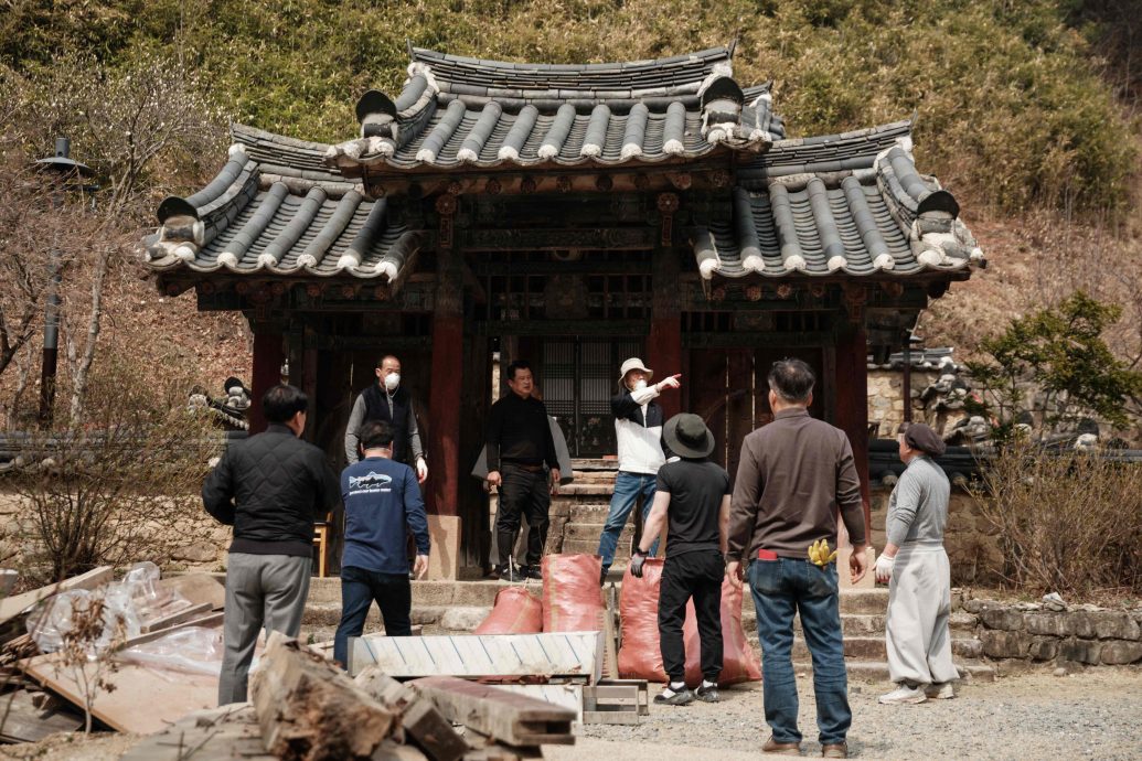 韩千年古刹孤云寺被烧毁 山火逼近UNESCO文化遗产“河回村”10公里