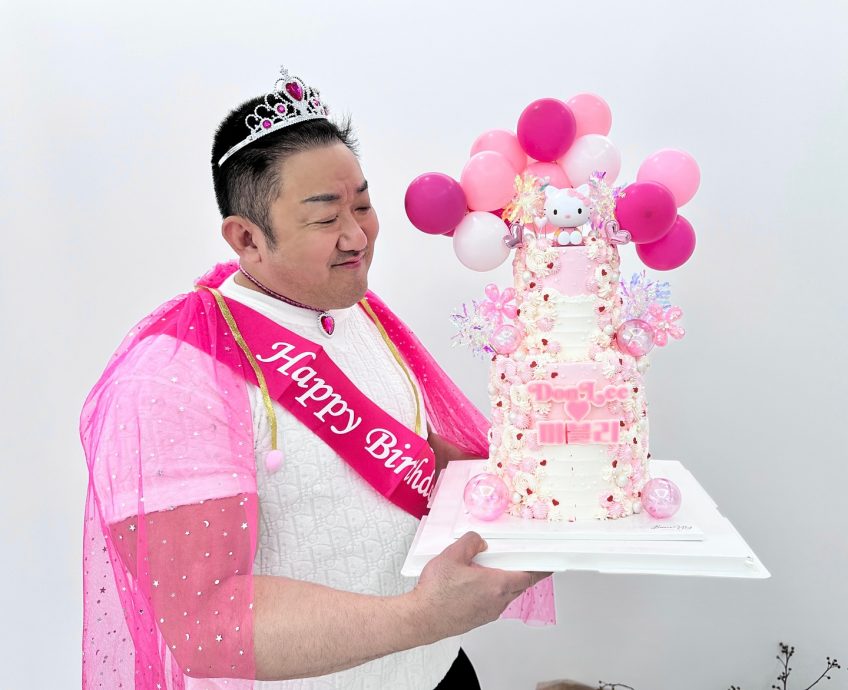 马东石粉色公主装庆生 网喊:想送他全世界的Kitty