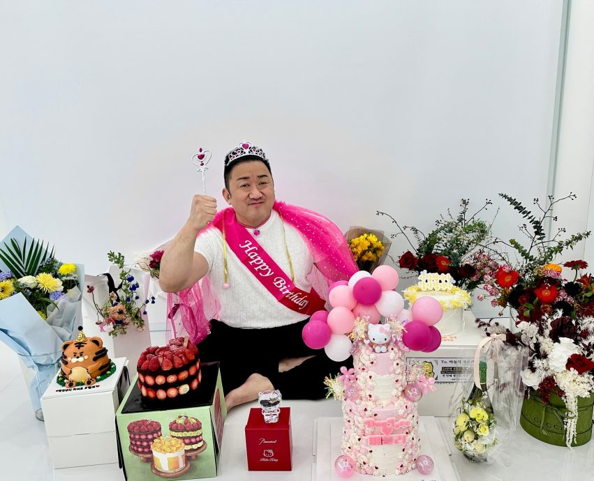 马东石粉色公主装庆生 网喊:想送他全世界的Kitty