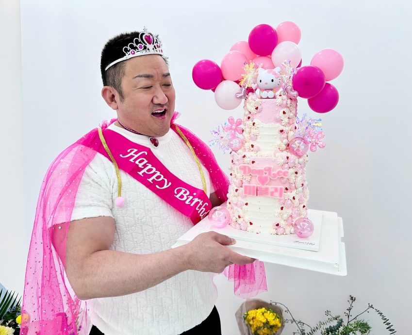 马东石粉色公主装庆生 网喊:想送他全世界的Kitty