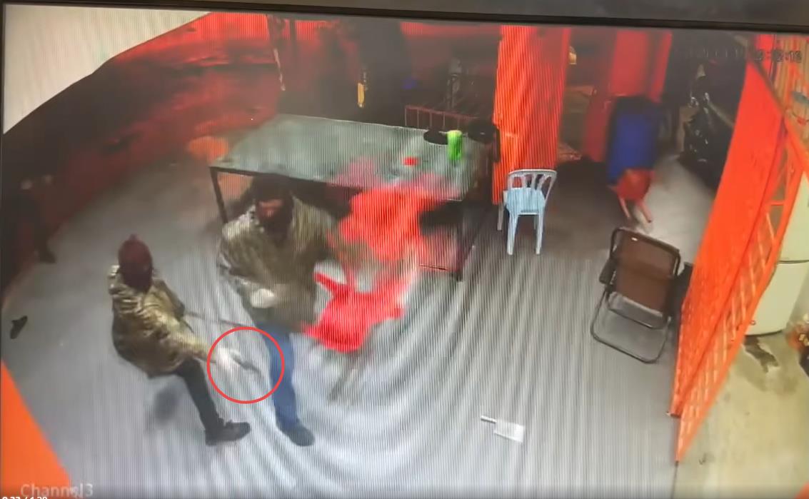 黑帮仇杀?10名蒙面匪持刀开枪袭击·2男子遇袭身亡