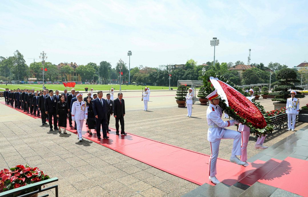习近平瞻仰胡志明陵敬献花圈 与越国家主席梁强会晤