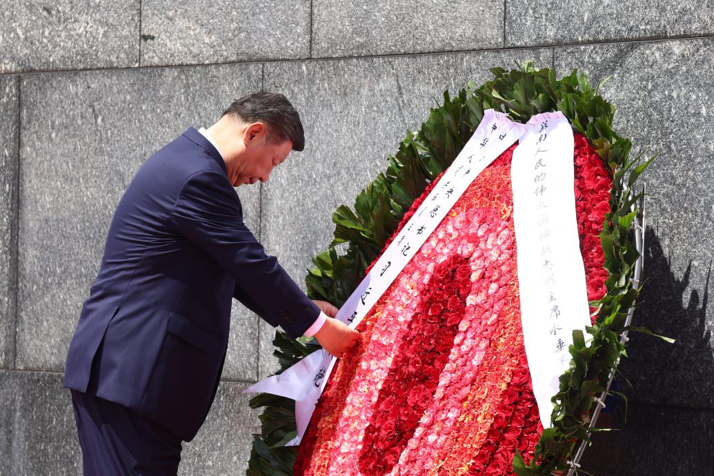 习近平瞻仰胡志明陵敬献花圈 与越国家主席梁强会晤