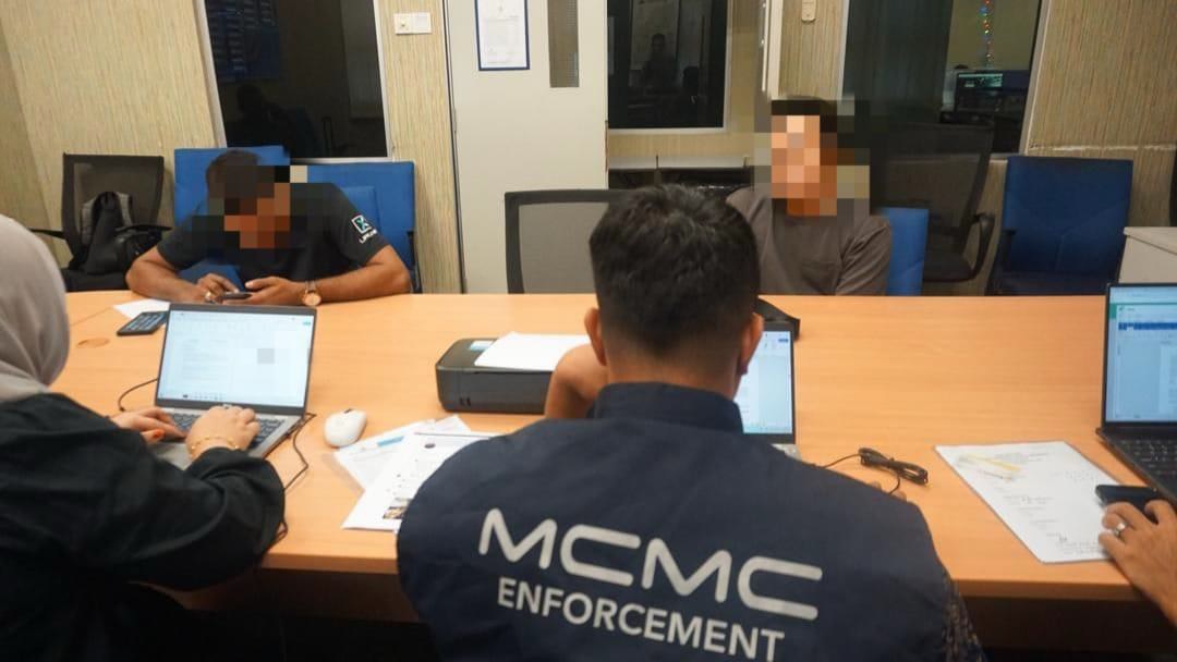 亿佩/MCMC执法官员向有关人士录取口供