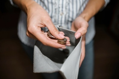 他月薪不到3千,爸妈收入上万 男子好纠结:我该给家用吗?