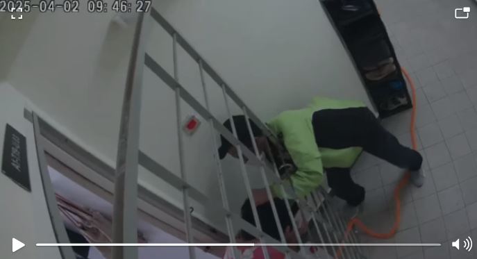 以借水之名行攫夺之实 男子拉扯女童头发抢金链