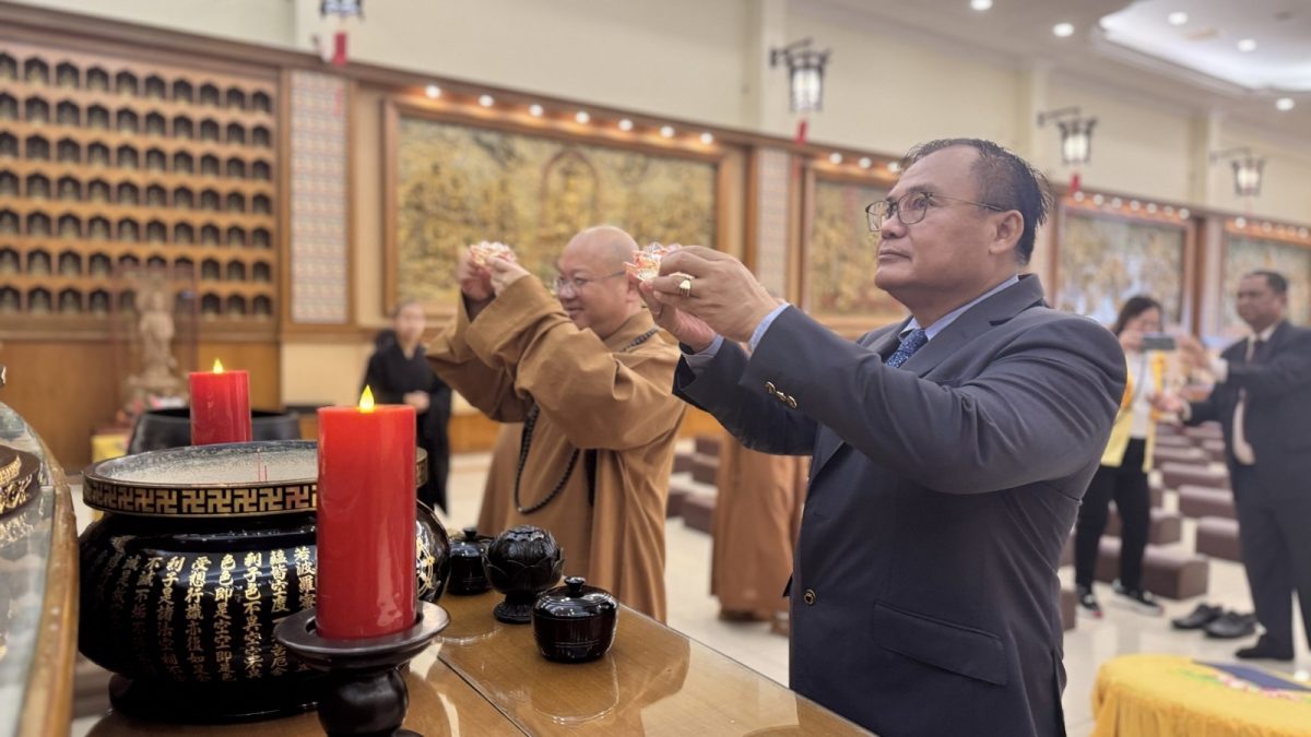 佛光山Newswire基金会第二波物资援缅甸·心保和尚移交物资予缅甸大师接收
