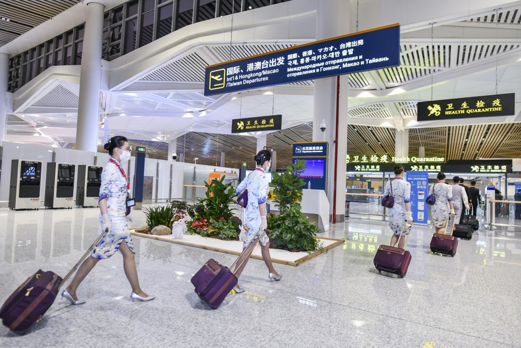 供Newswire:男子搭机偷拍空姐裙底4分钟 女官员拍下恶行举报获赞“干得漂亮”!