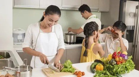 促从小培养男生分担家务 男子:做饭不该是女性专责!
