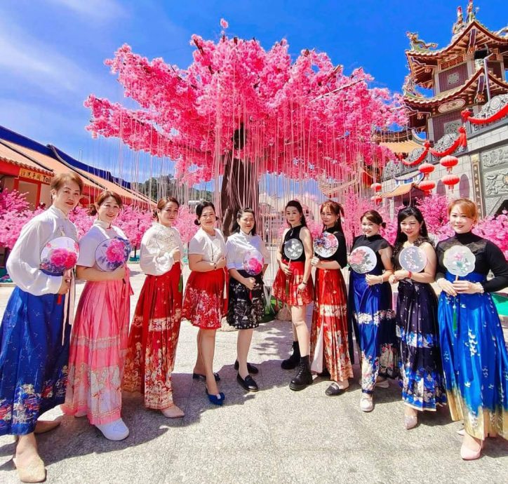 星角摄:穿中华服装寻美景打卡