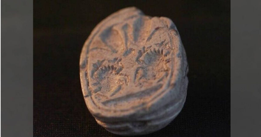 女童爬山捡到特殊石头 竟是3800年前护身符