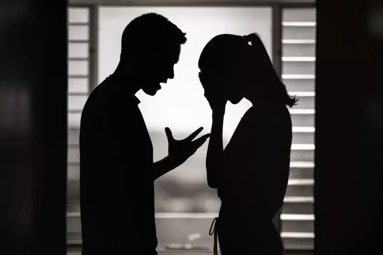 嫁错人代价大!女子婚后竟成丈夫提款机