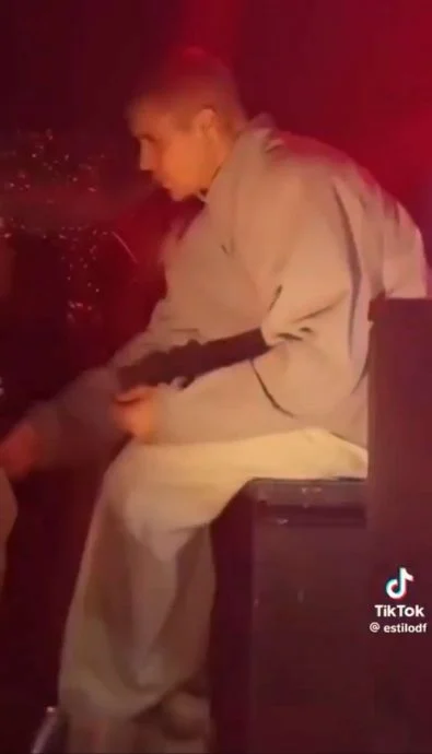 小贾背妻亲吻女歌手挨轰 科切拉半裸诡异扭动惹议