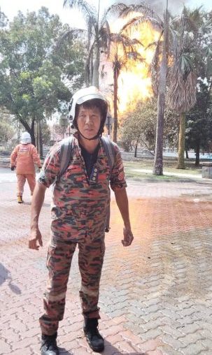 布特拉高原天然气管泄漏引发冲天大火:缺氧+高温 消拯人员冒死救火