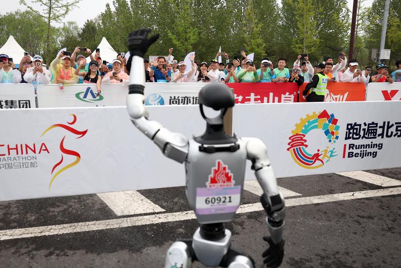 拼盘∕全球首个人形机器人半马北京开跑 真人与机器人比拼速度
