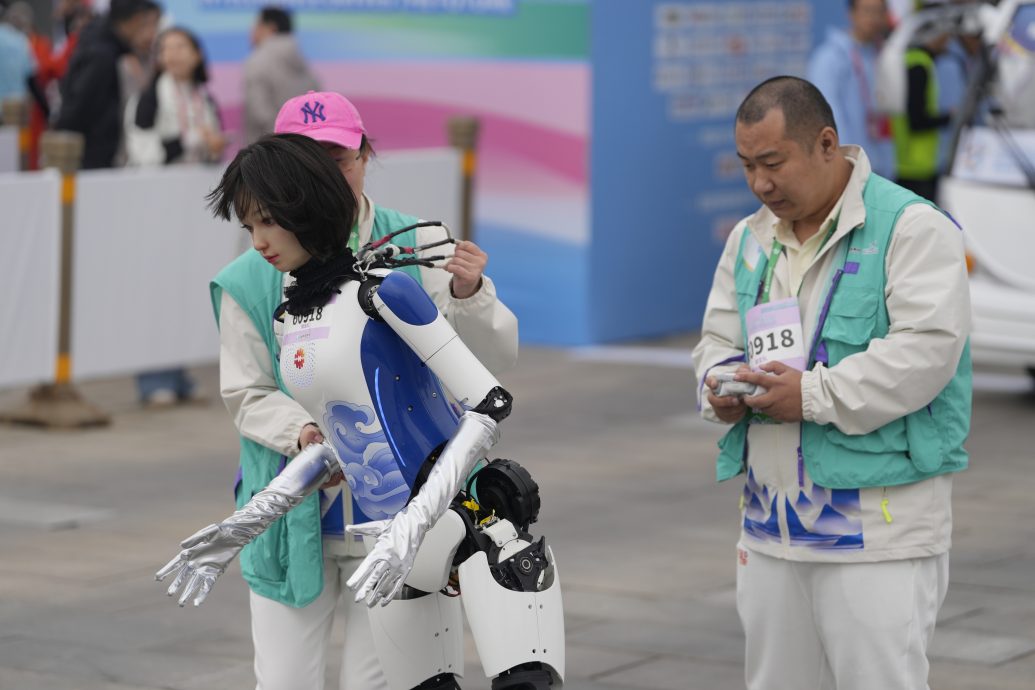 拼盘∕全球首个人形机器人半马北京开跑 真人与机器人比拼速度