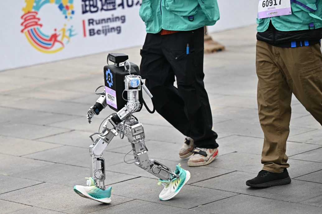 拼盘∕全球首个人形机器人半马北京开跑 真人与机器人比拼速度
