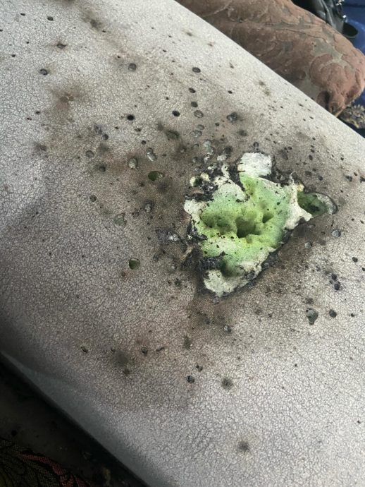 熊孩子玩烟花烧毁沙发 主人愤拒孩子进屋贺节