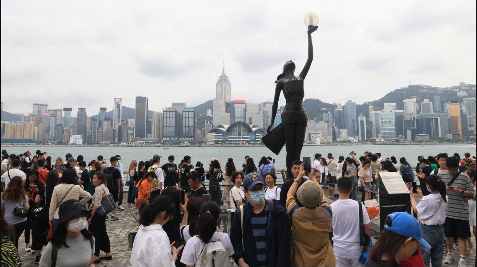 看世界)香港接收遭美拒签学生 八大院校留学生激增
