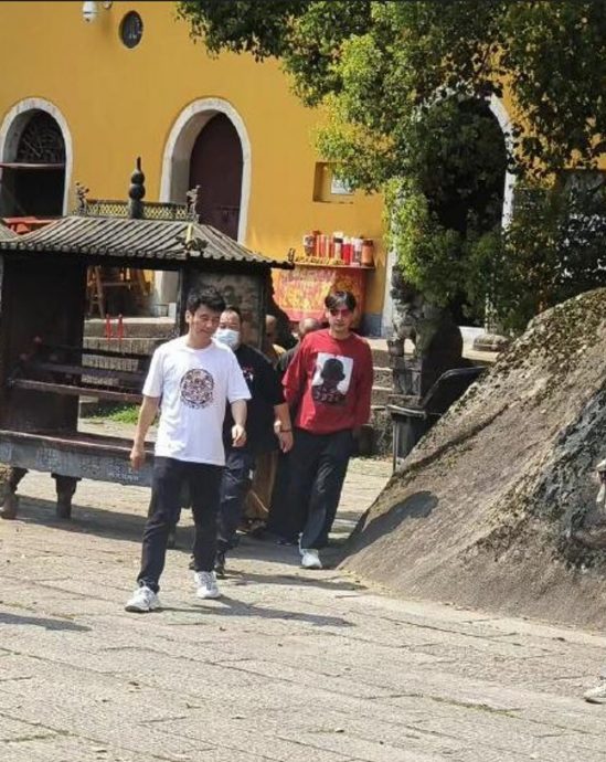 被目击庙宇祈福还愿 胡歌爆升格二宝爸