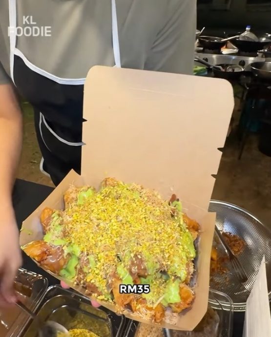 视频|炸香蕉加甜点酱料卖RM18? 网民怒批:抢钱!
