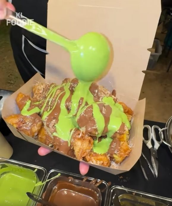 视频|炸香蕉加甜点酱料卖RM18? 网民怒批:抢钱!