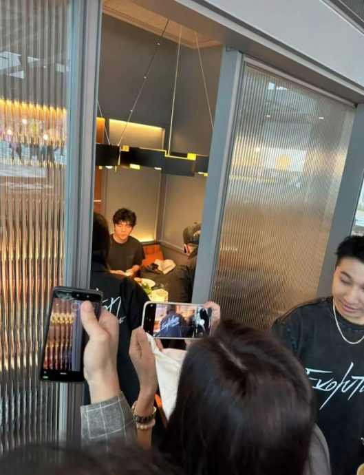 谢霆锋带两子用餐引骚动 互动亲密父子情深