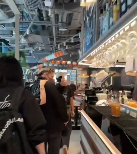 谢霆锋带两子用餐引骚动 互动亲密父子情深