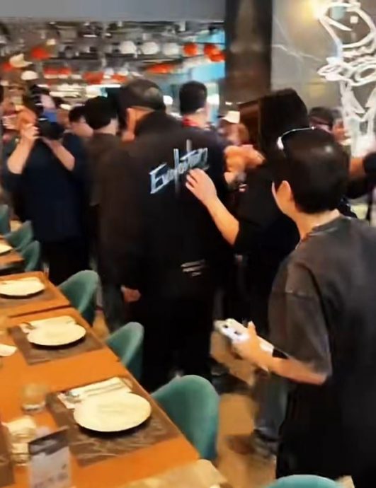 谢霆锋带两子用餐引骚动 互动亲密父子情深