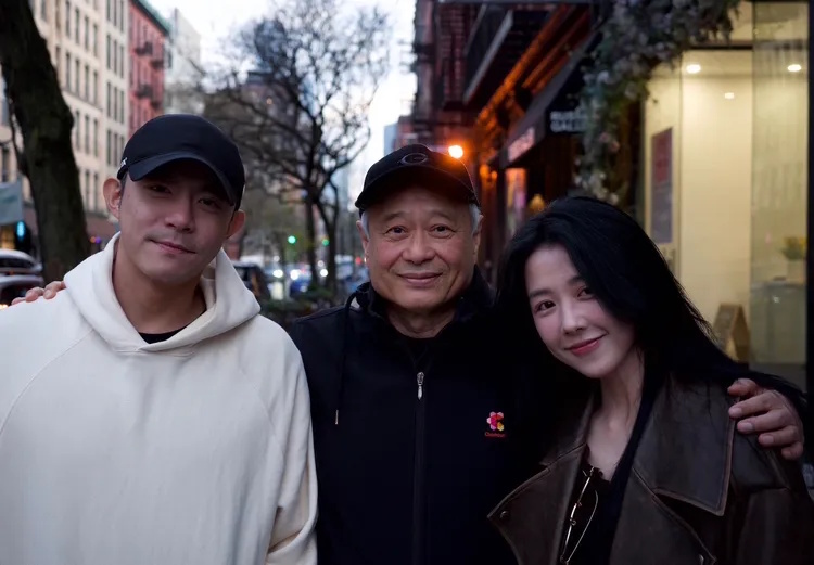 邵雨薇王柏杰纽约杀青 李安惊喜现身邀聚餐