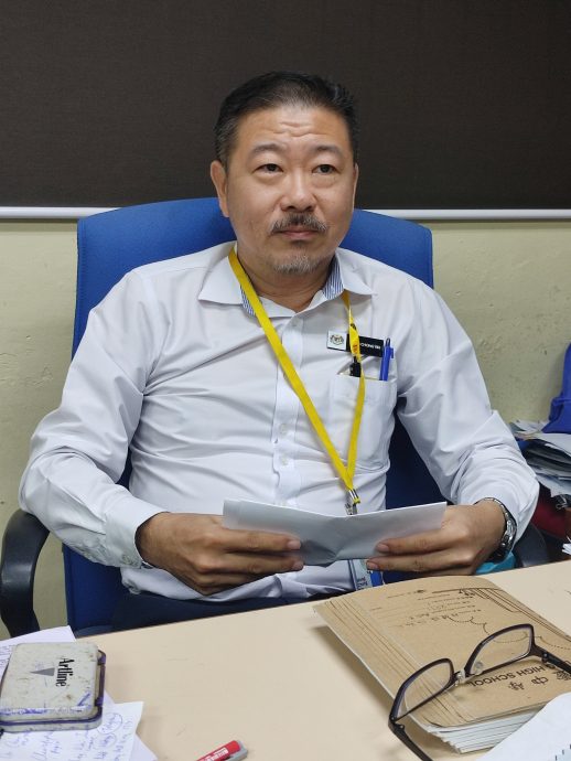 锺灵中学全校学生响应配戴国旗扣章,唯会退回出现缺陷