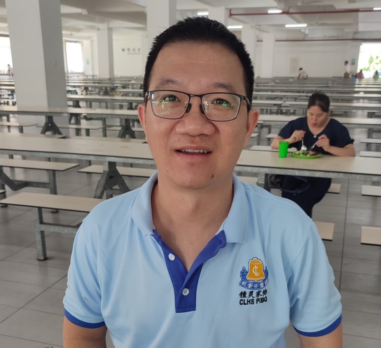 锺灵中学全校学生响应配戴国旗扣章,唯会退回出现缺陷
