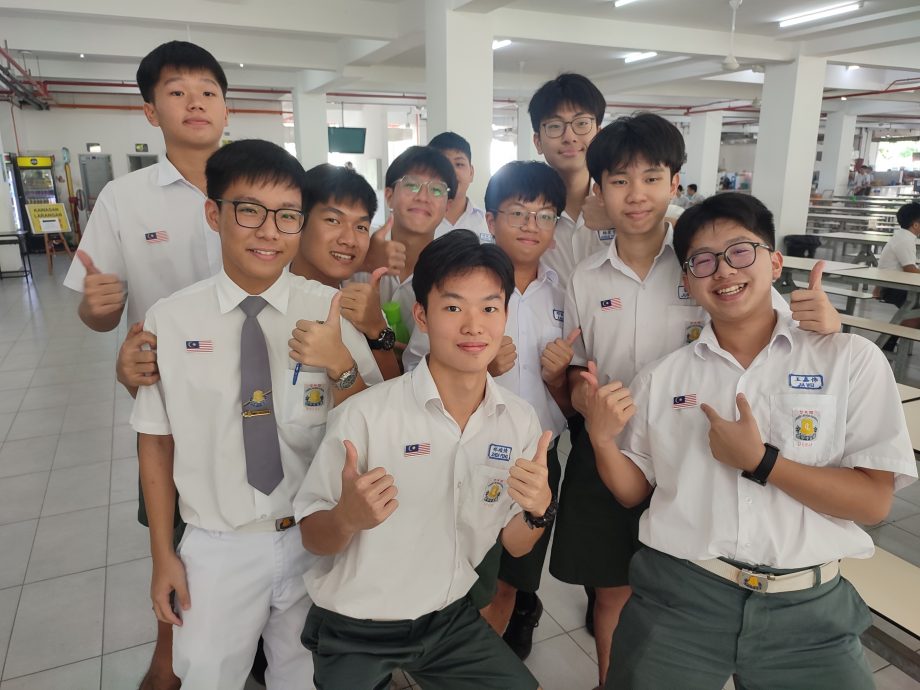锺灵中学全校学生响应配戴国旗扣章,唯会退回出现缺陷
