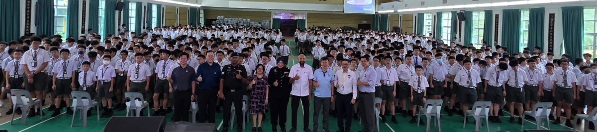 锺灵中学全校学生响应配戴国旗扣章,唯会退回出现缺陷