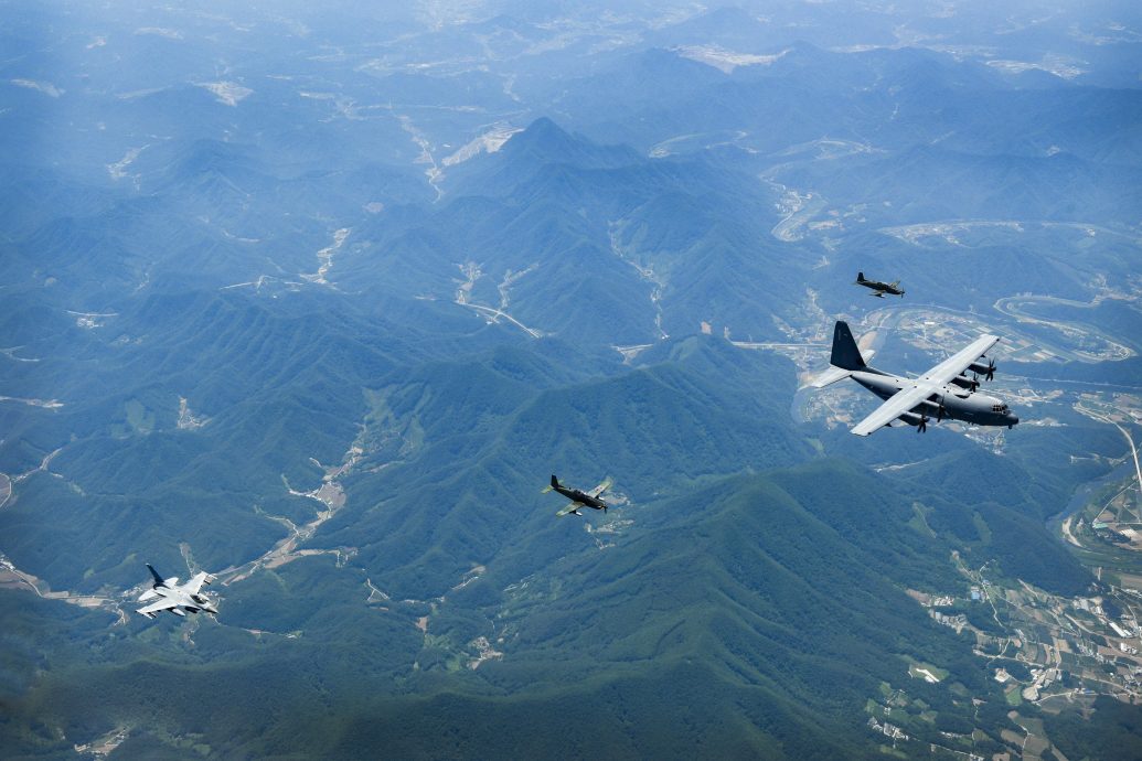 韩国空军战机射击训练 机枪、油箱竟“空中脱离坠落”