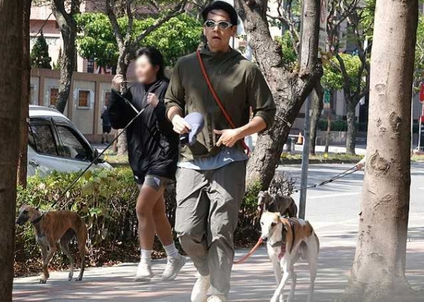 高妹陪遛狗互动亲密 彭于晏疑爆新恋情