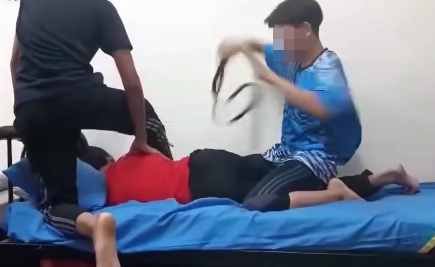 (全国版)男学生趴床上疑被同学霸凌,遭跨坐头顶身上被抽打臀部