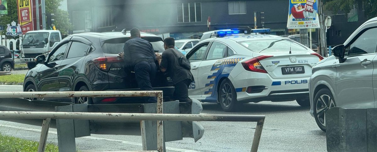 (暖势力)警民合作推车