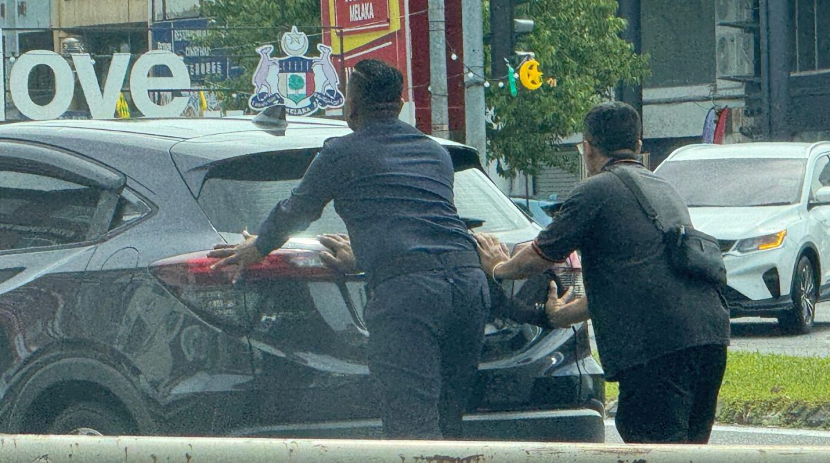 (暖势力)警民合作推车