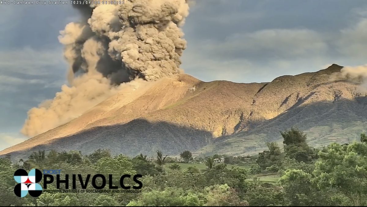 (视频)菲律宾坎拉翁火山喷发 火山灰直冲4000公尺高