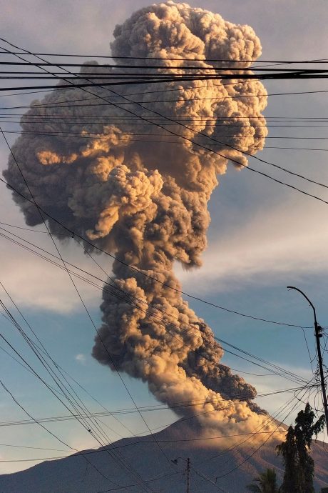 (视频)菲律宾坎拉翁火山喷发 火山灰直冲4000公尺高