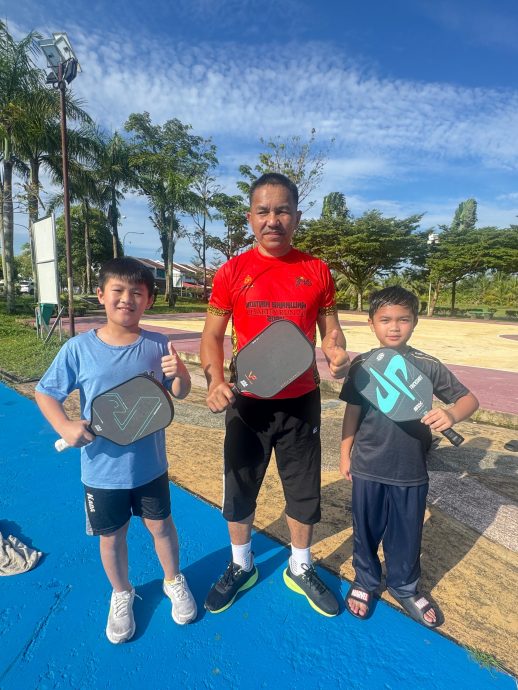 暖势力:消拯官员免费教导孩子打匹克球