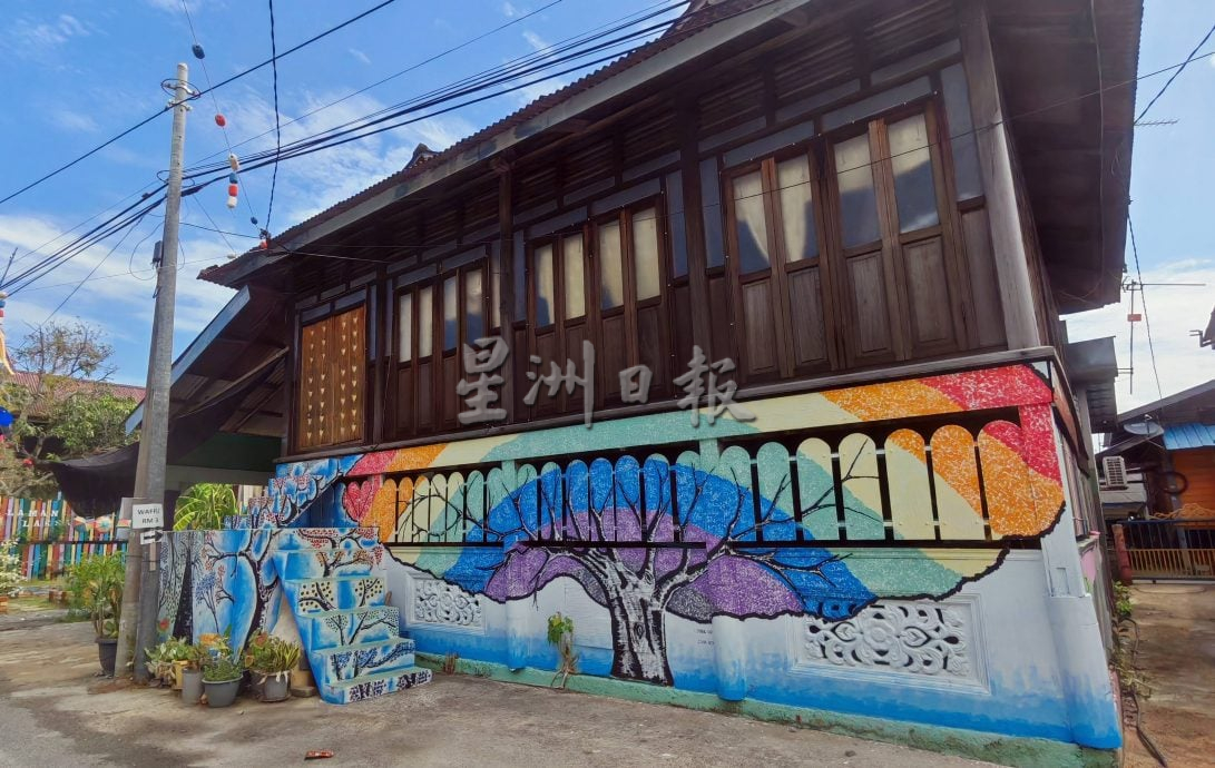 半岛心旅行:玻璃市港口对面港渔村因王室计划,360度改变换新装成“彩虹村”