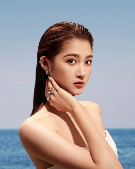 关晓彤鹿晗悄悄结婚? 她无名指戴戒指惹揣测