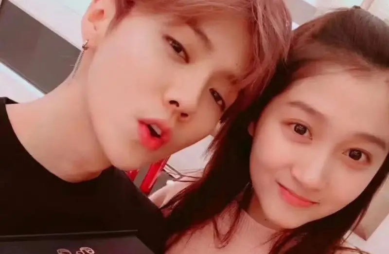 关晓彤鹿晗悄悄结婚? 她无名指戴戒指惹揣测