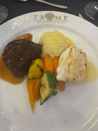 宾客称餐食比廉航飞机餐还难吃 “特朗普币”晚宴遭吐槽 /主
