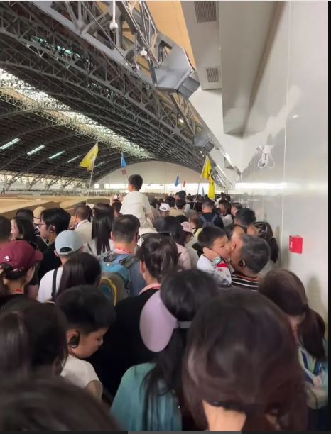 拚图两图) 五一乱象:鲁撒蛤蜊抢客 西安不见兵马俑