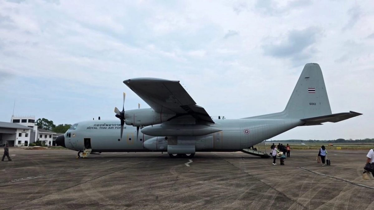泰空军飞机滑出停机坪 机上62人紧急疏散