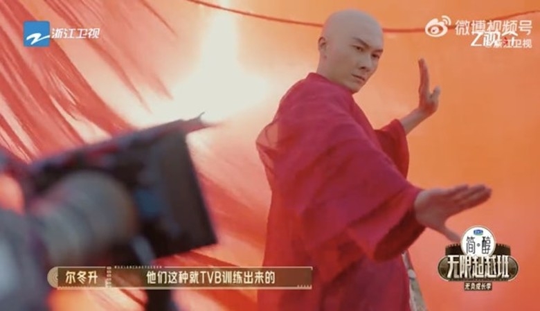 王浩信光头造型震撼网 尔冬陞赞:TVB训练出来