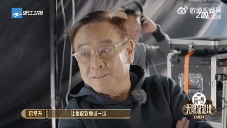 王浩信光头造型震撼网 尔冬陞赞:TVB训练出来